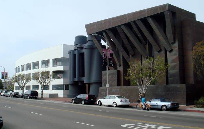 Фрэнк Гери (Frank Gehry): Chiat Day Building, Venice, California, USA, 1985-1991